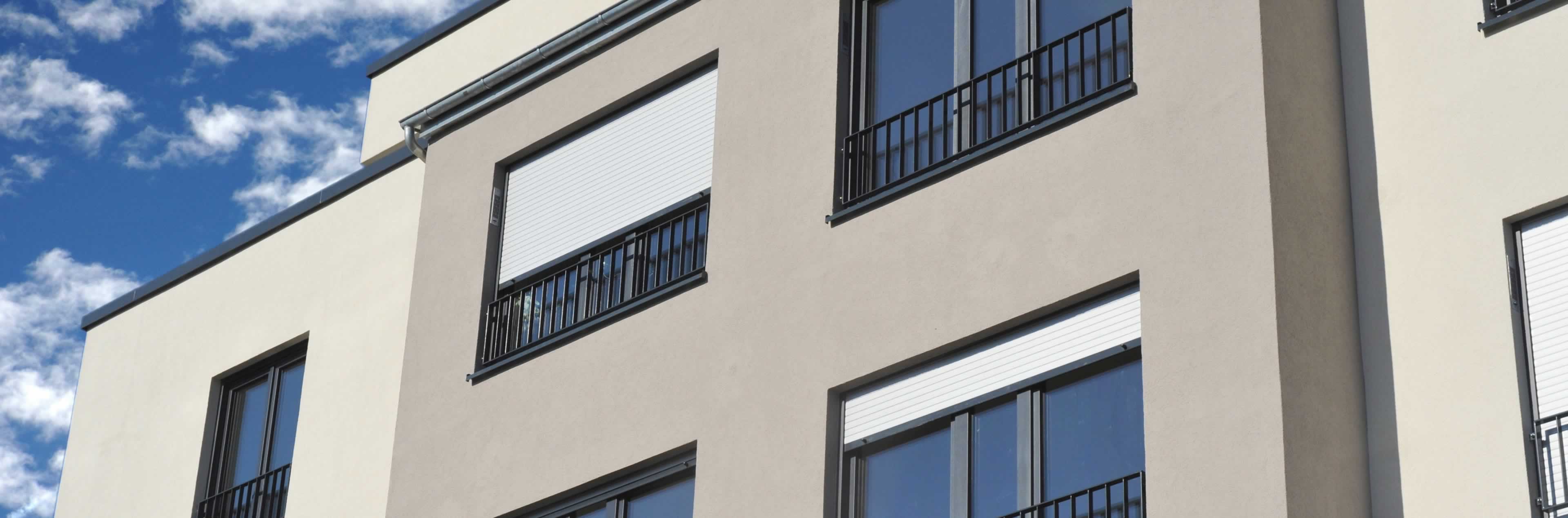 Vorbaurollladen zum Sonnenschutz an Fensterfronten auch im Raum Augsburg Bayreuth oder Koblenz